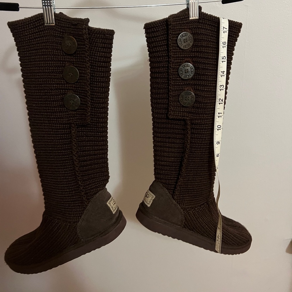 UGG, Tall, Brown size 8, good condition, slightly worn